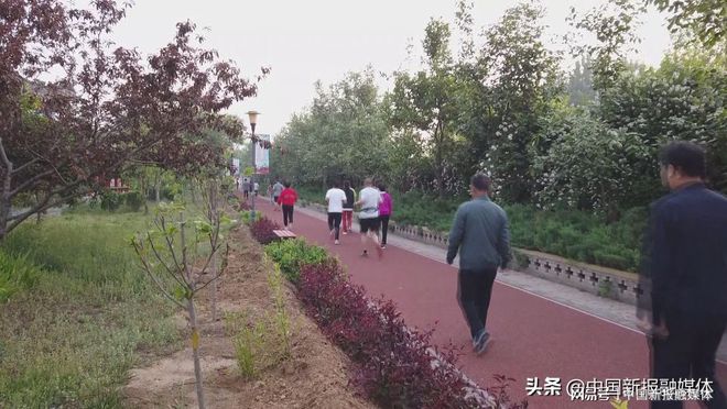 开元体育河北唐县唐尧公园又添新景 塑胶健身步道亮相公园(图1)