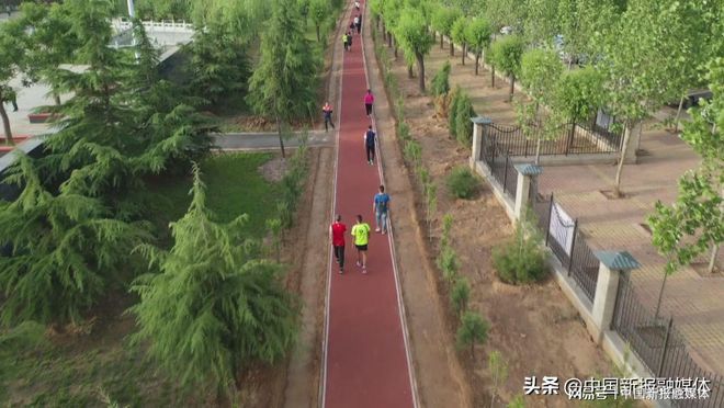 开元体育河北唐县唐尧公园又添新景 塑胶健身步道亮相公园(图2)