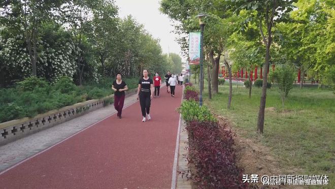 开元体育河北唐县唐尧公园又添新景 塑胶健身步道亮相公园(图3)