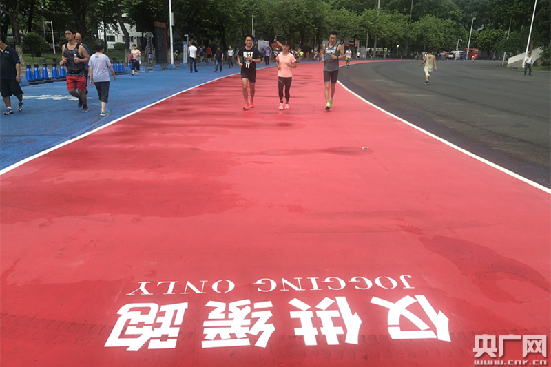 开元体育全国首条大型体育场外围塑胶跑道在广州竣工(图2)
