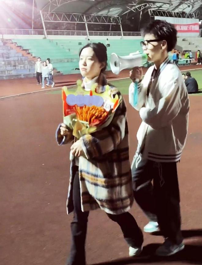 因为单身 重庆一女大学生被男生拉横幅拿喇叭祝贺 女生尴尬至极(图1)