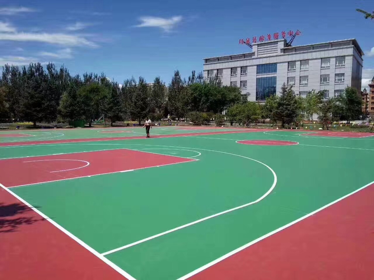 开元体育杭州市学校混合型全塑跑道施工图片(图1)